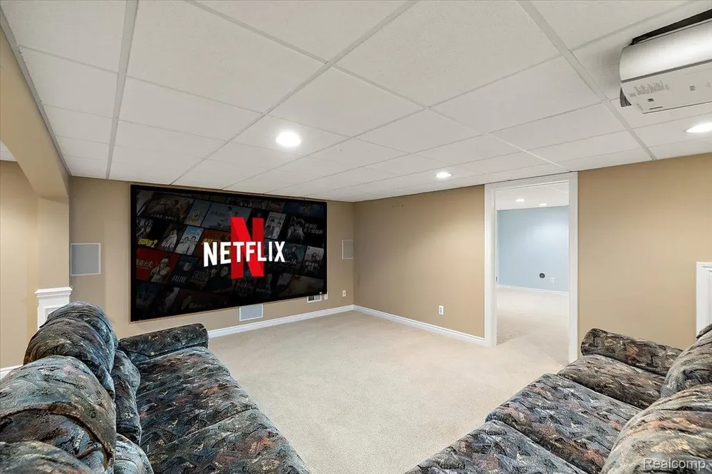 49763 Decker Drive Shelby Charter Township MI 48317