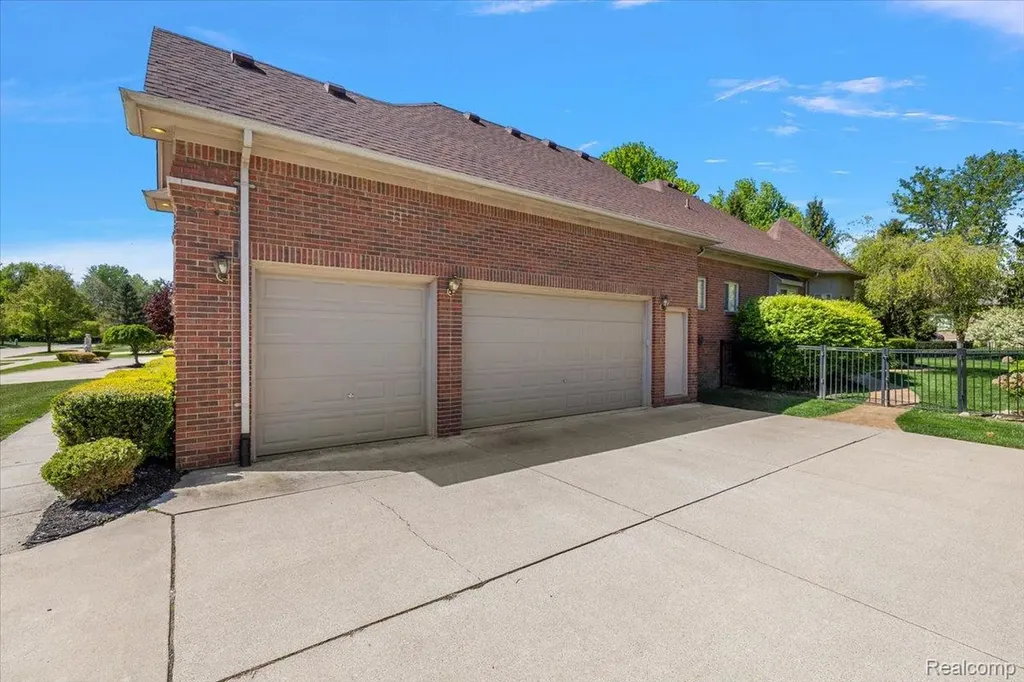 49763 Decker Drive Shelby Charter Township MI 48317