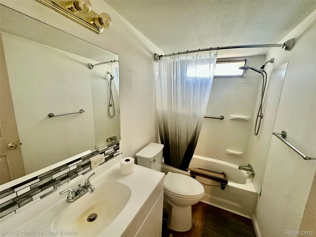 823 Linden Handy Township MI 48836