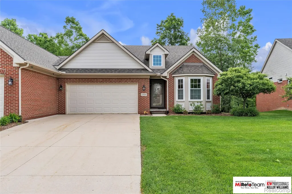 1909 Egret Pointe Genoa Township MI 48843
