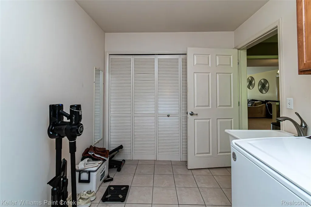 28569 Carlton Way Drive Novi City MI 48377