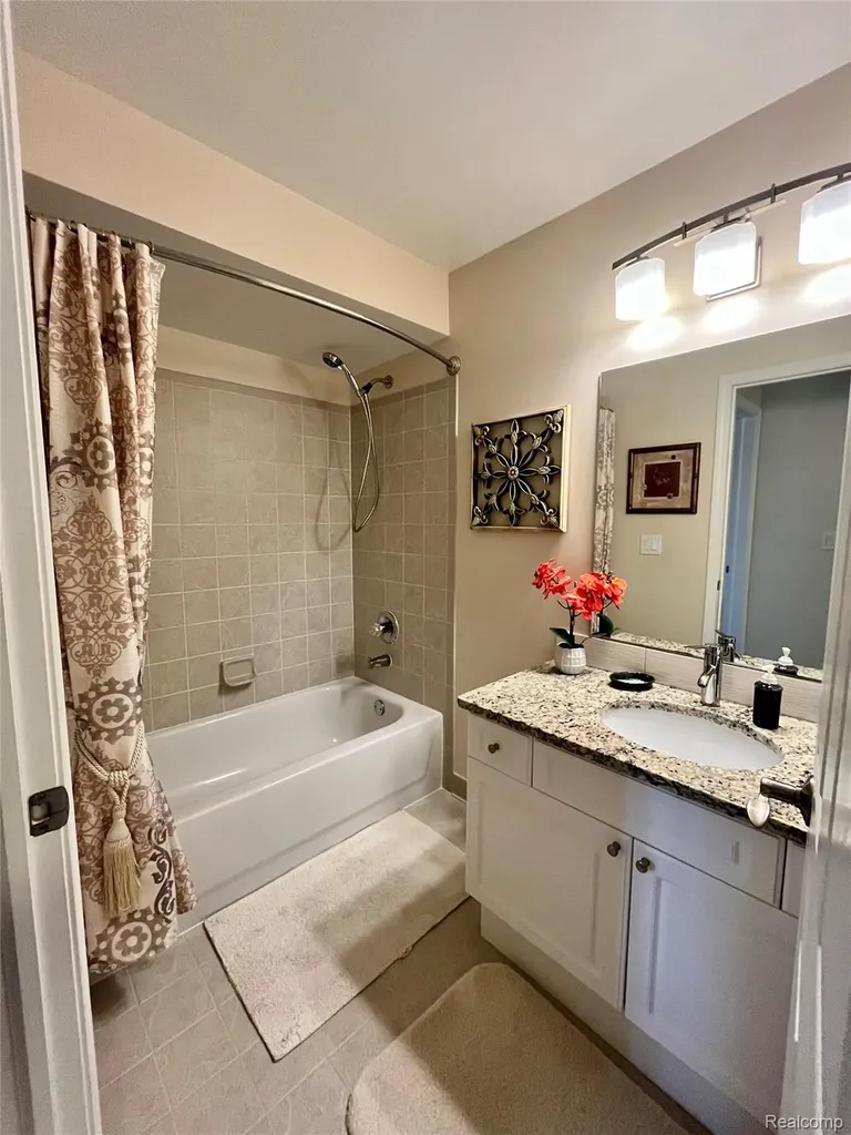 3624 N Oakmonte Boulevard Oakland Charter Township MI 48306