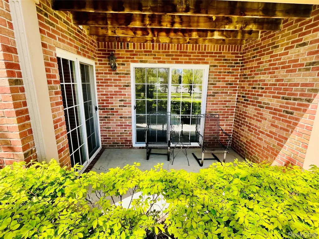 3624 N Oakmonte Boulevard Oakland Charter Township MI 48306