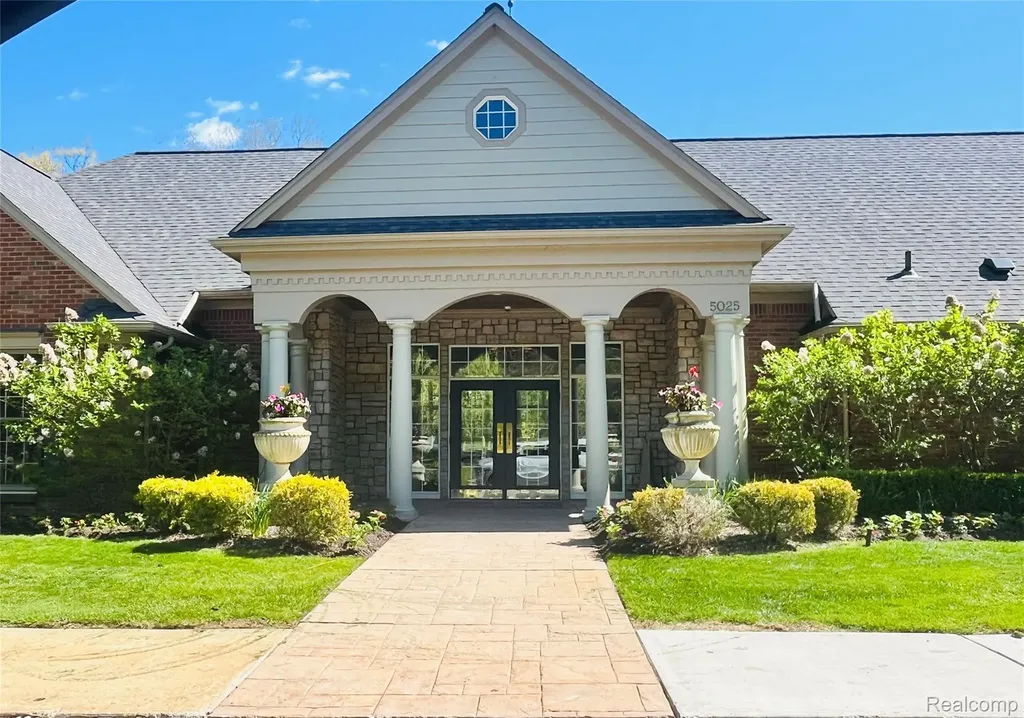3624 N Oakmonte Boulevard Oakland Charter Township MI 48306
