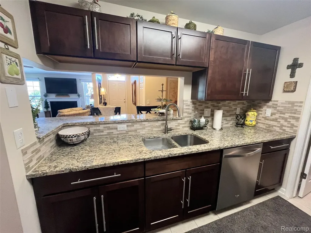 3624 N Oakmonte Boulevard Oakland Charter Township MI 48306