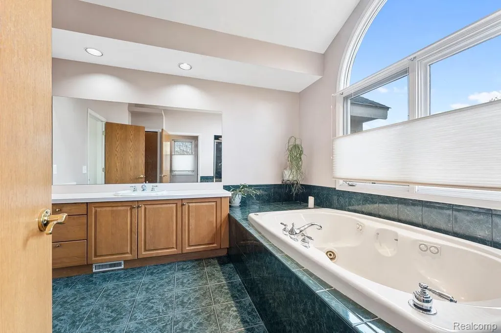 6775 Carlyle Crossing West Bloomfield Charter Township MI 48322