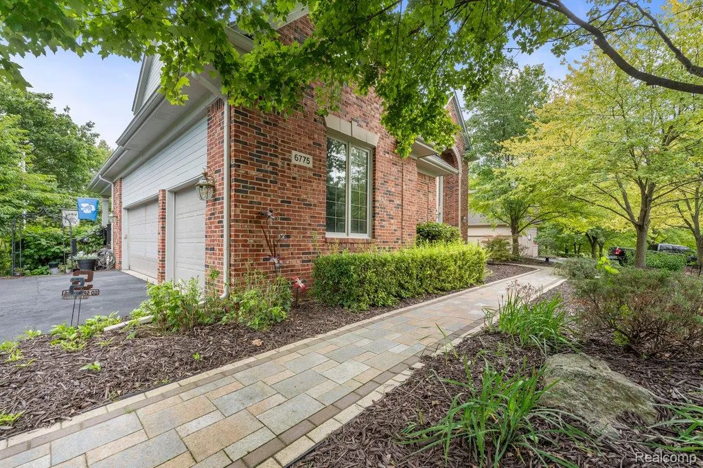 6775 Carlyle Crossing West Bloomfield Charter Township MI 48322