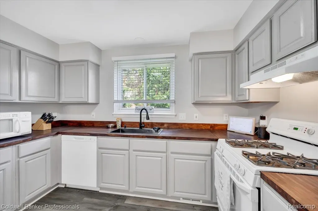 660 Akram Oxford Charter Township MI 48371