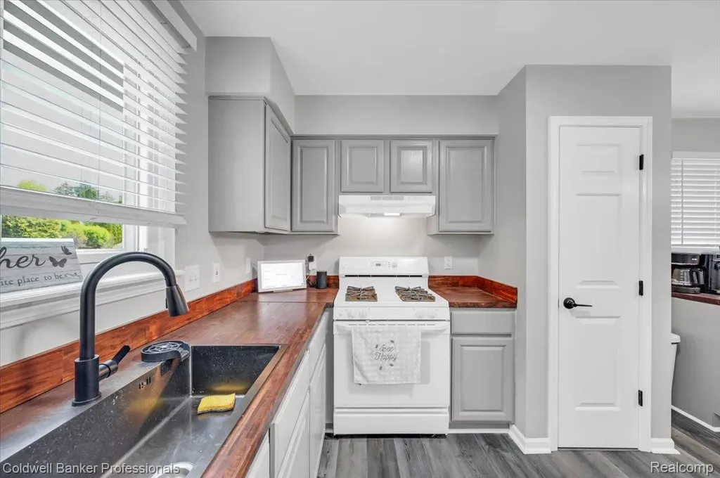 660 Akram Oxford Charter Township MI 48371