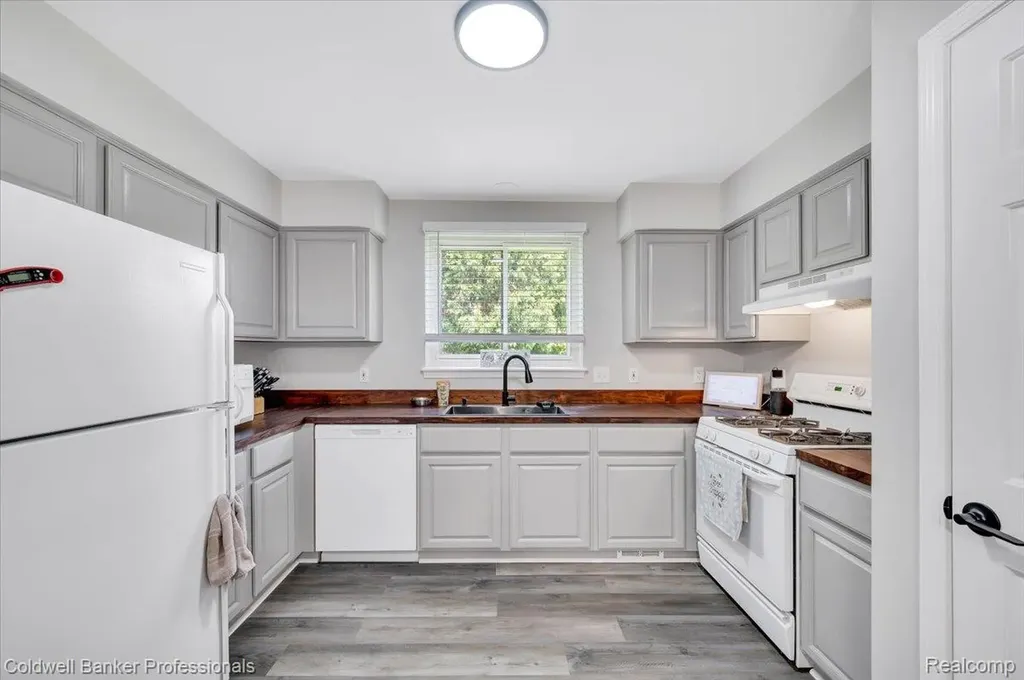 660 Akram Oxford Charter Township MI 48371