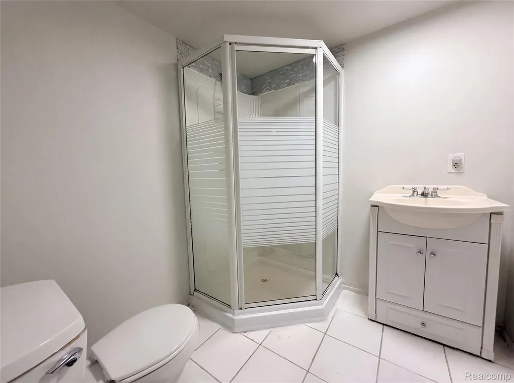 17604 Wakenden Redford Charter Township MI 48240