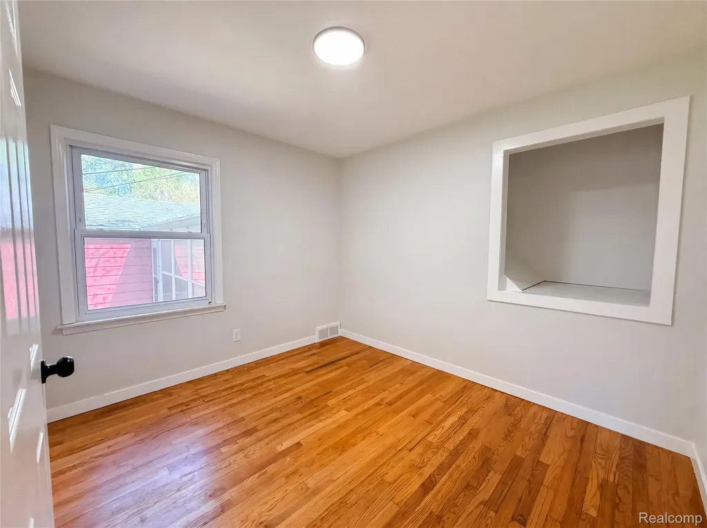 17604 Wakenden Redford Charter Township MI 48240