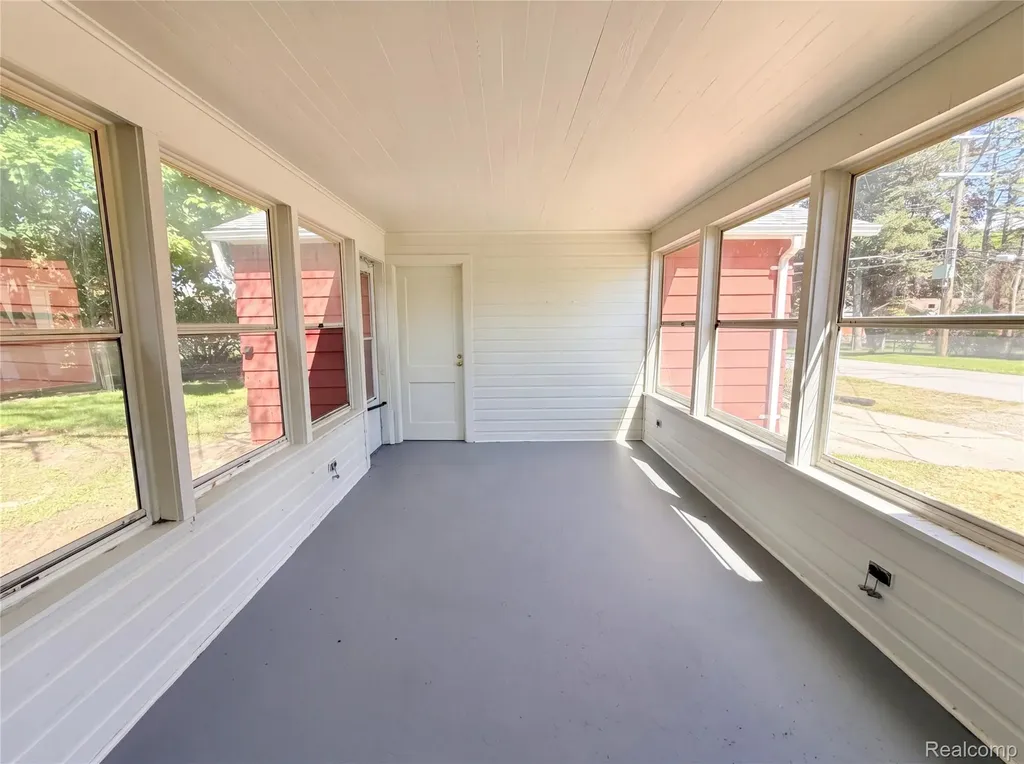 17604 Wakenden Redford Charter Township MI 48240