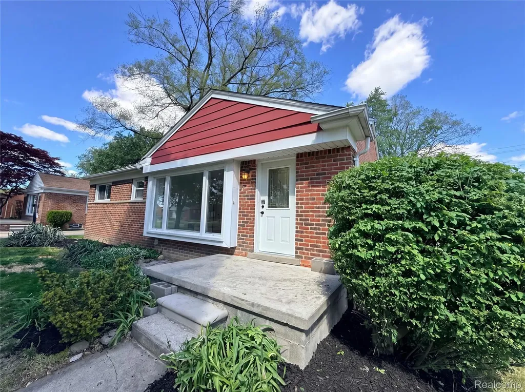 17604 Wakenden Redford Charter Township MI 48240