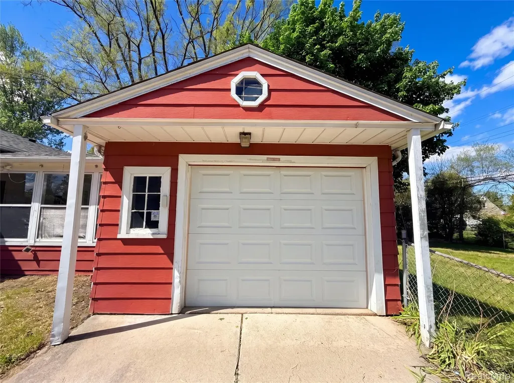 17604 Wakenden Redford Charter Township MI 48240