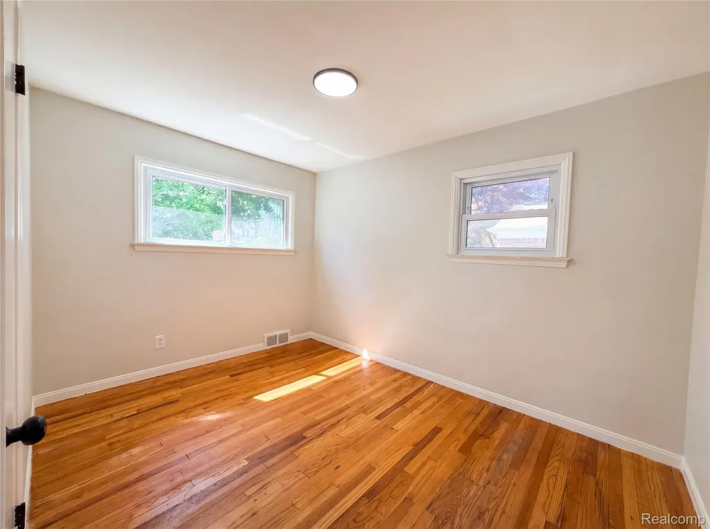 17604 Wakenden Redford Charter Township MI 48240