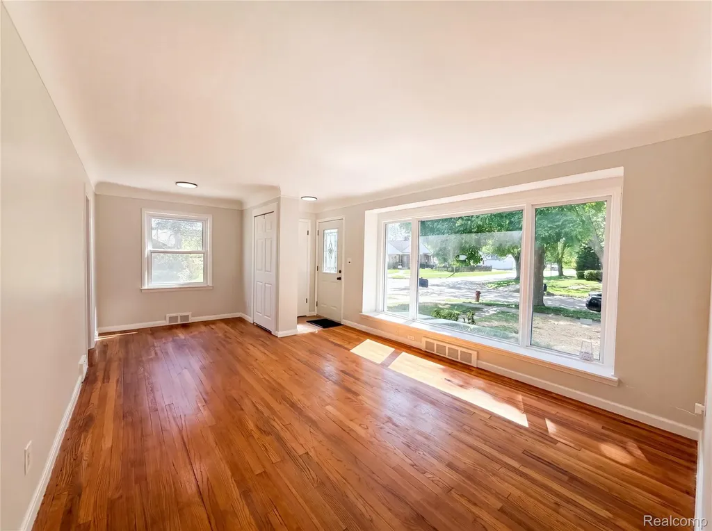 17604 Wakenden Redford Charter Township MI 48240