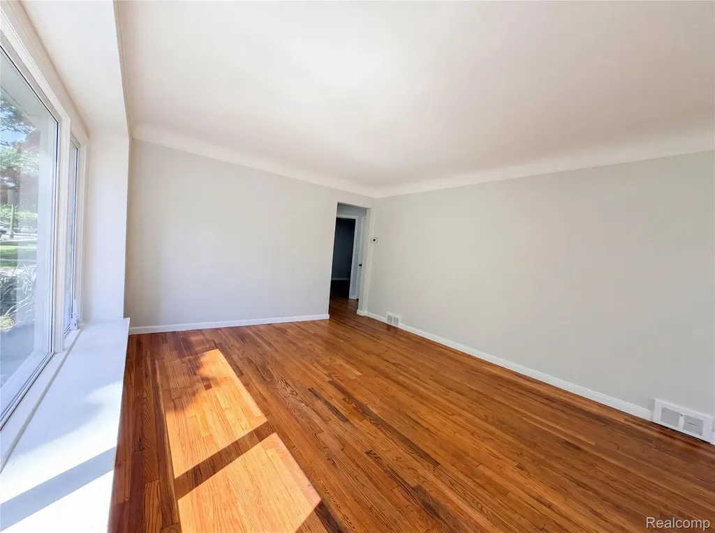 17604 Wakenden Redford Charter Township MI 48240