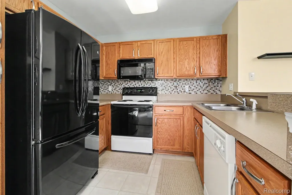 24211 Chesapeake Circle Commerce Charter Township MI 48390