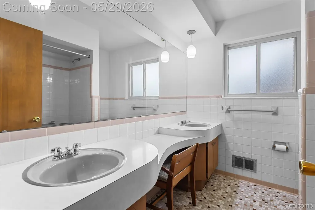 45078 Vanker Avenue Utica City MI 48317