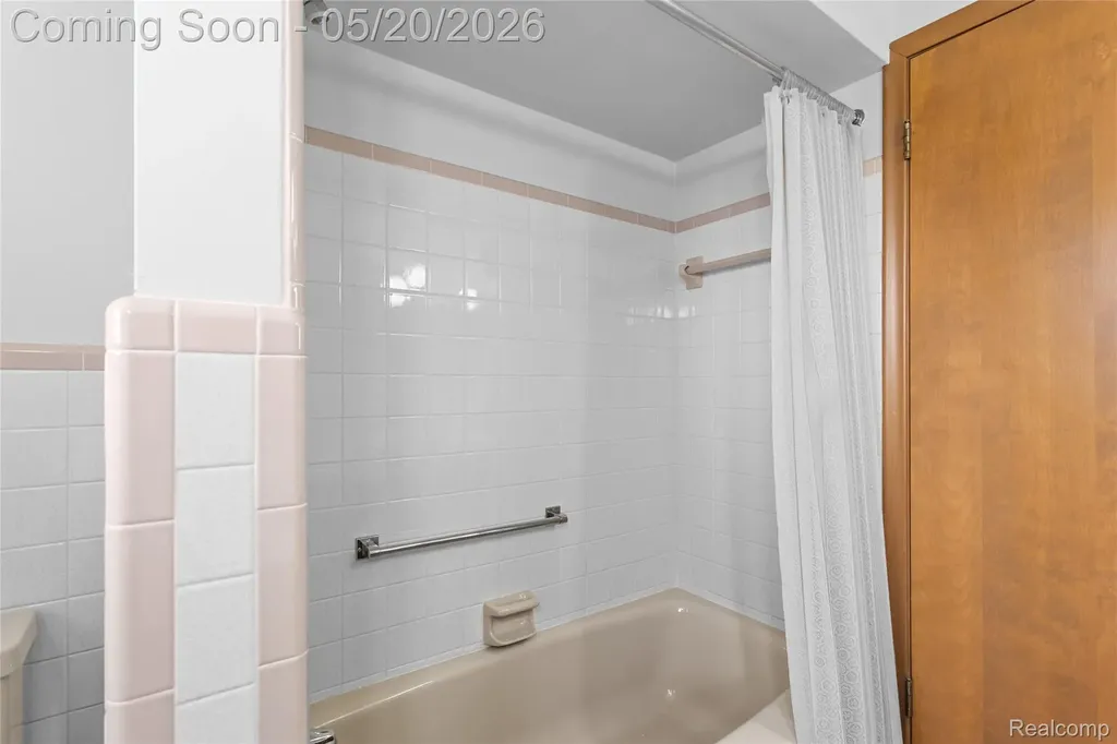 45078 Vanker Avenue Utica City MI 48317
