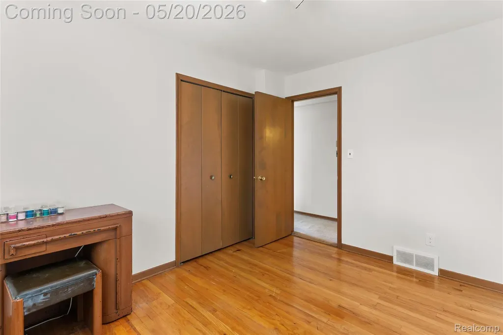 45078 Vanker Avenue Utica City MI 48317