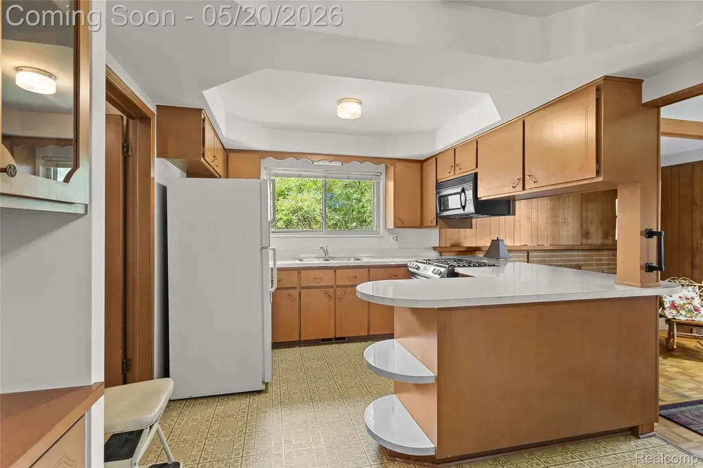 45078 Vanker Avenue Utica City MI 48317