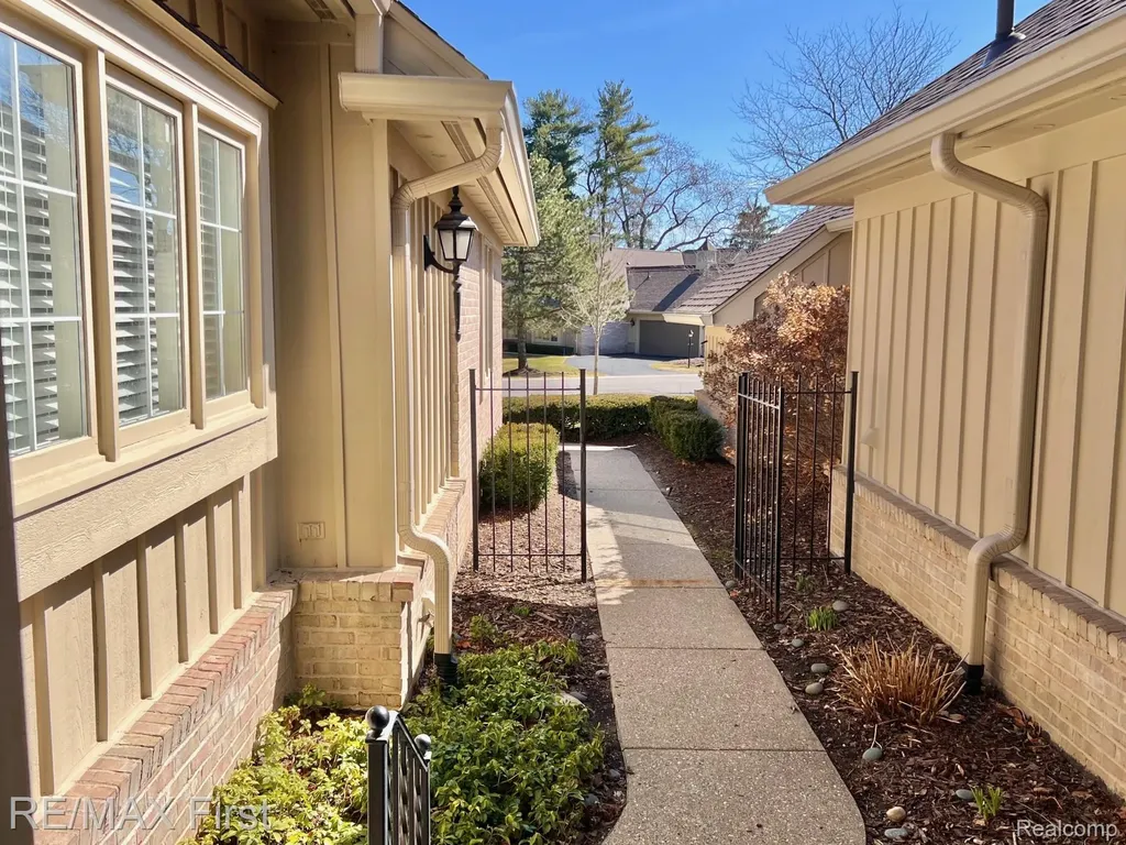 2483 Hickory Glen Drive Bloomfield Hills City MI 48304