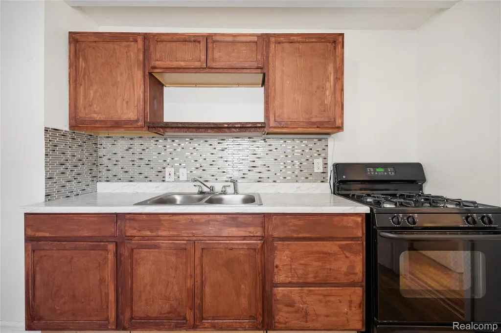 2036 Ford Boulevard Lincoln Park City MI 48146