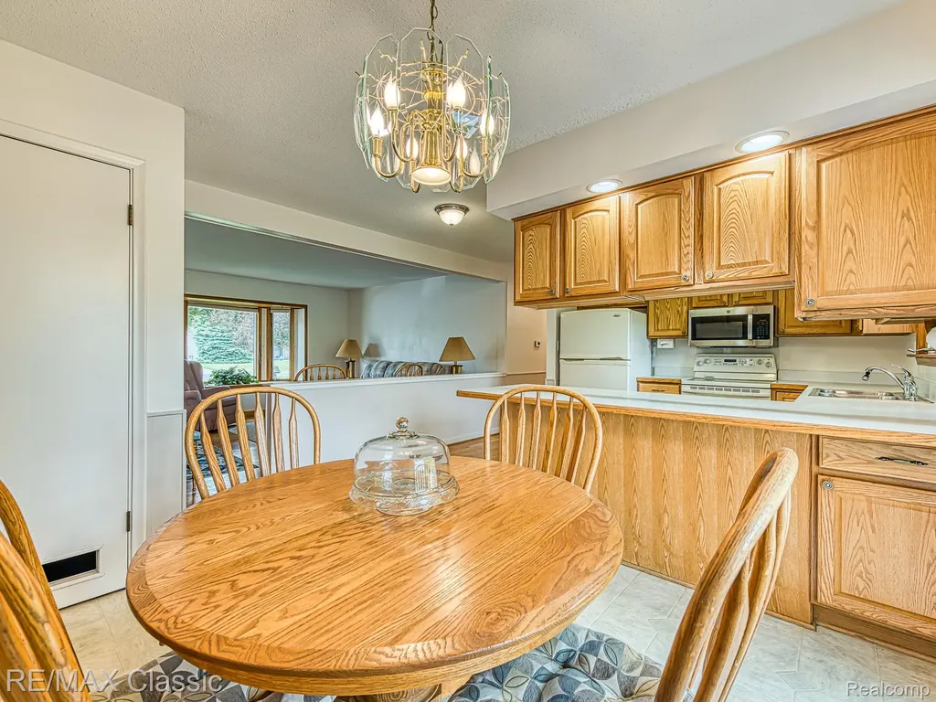 11789 Julia Drive Green Oak Township MI 48189
