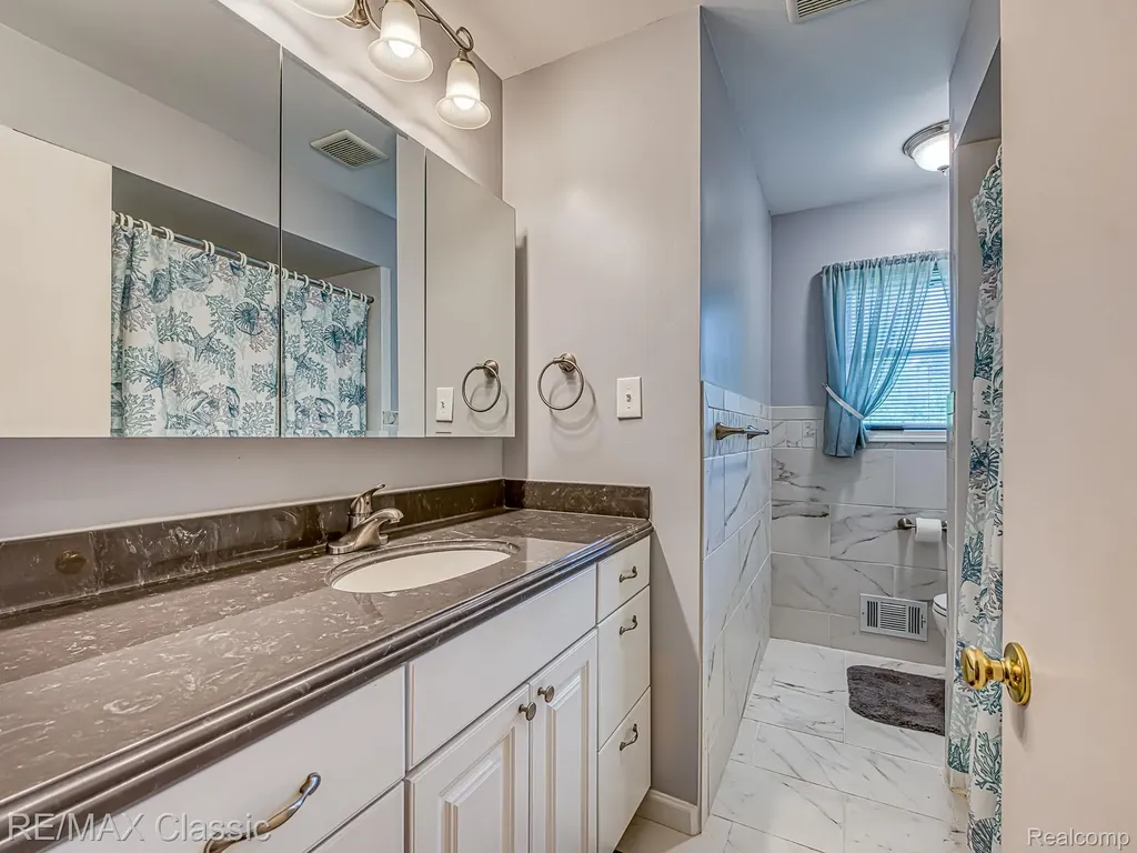 11789 Julia Drive Green Oak Township MI 48189