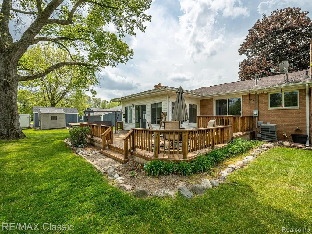 11789 Julia Drive Green Oak Township MI 48189