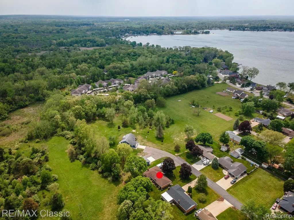 11789 Julia Drive Green Oak Township MI 48189