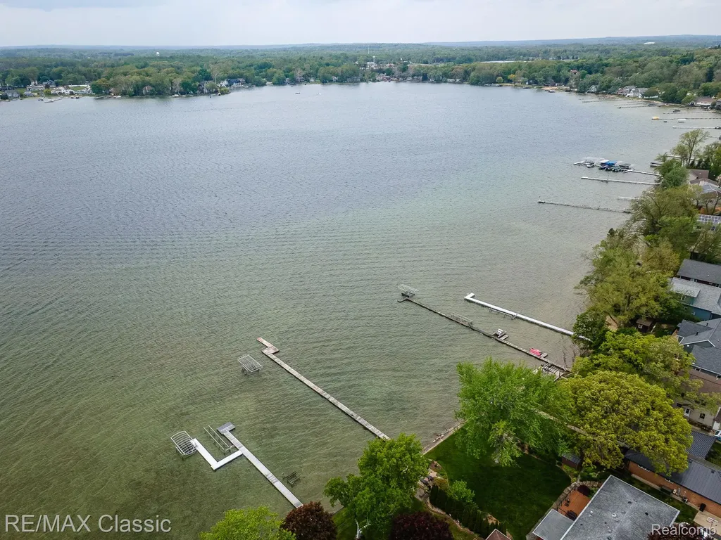 11789 Julia Drive Green Oak Township MI 48189