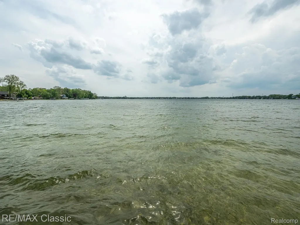 11789 Julia Drive Green Oak Township MI 48189