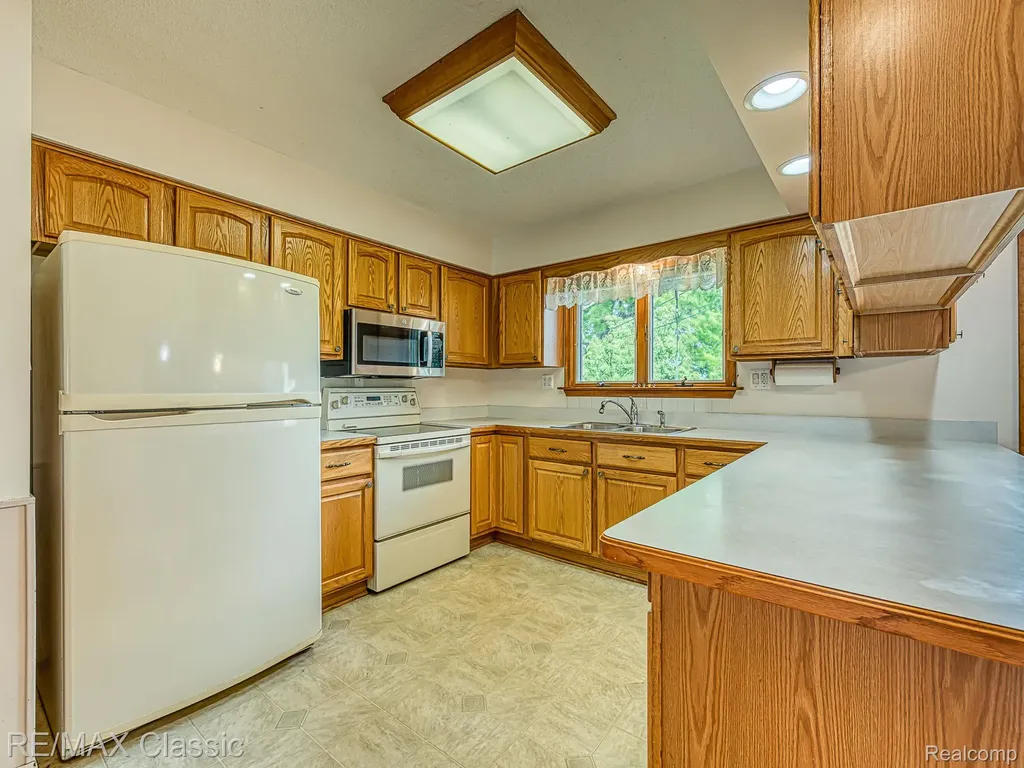 11789 Julia Drive Green Oak Township MI 48189