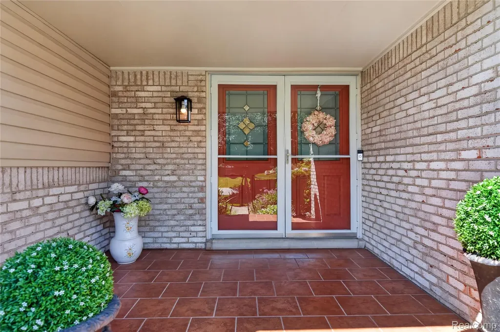 309 Antoinette Drive Rochester Hills City MI 48309