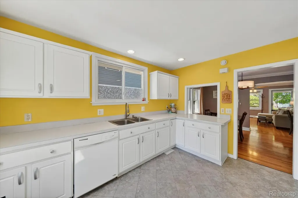 1327 Mohawk Avenue Royal Oak City MI 48067