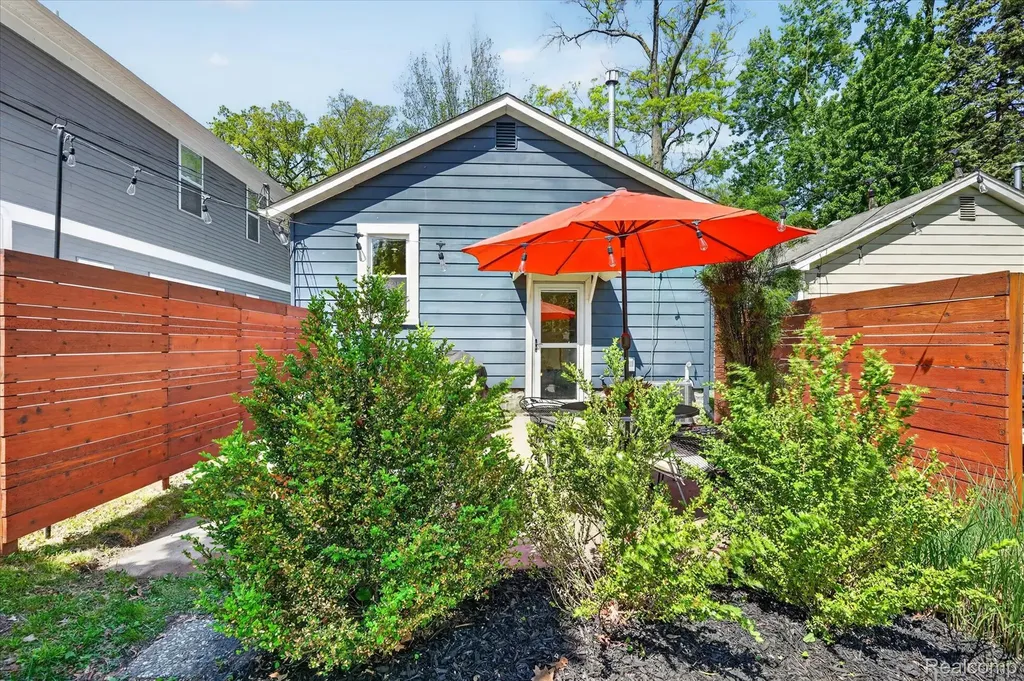 1327 Mohawk Avenue Royal Oak City MI 48067