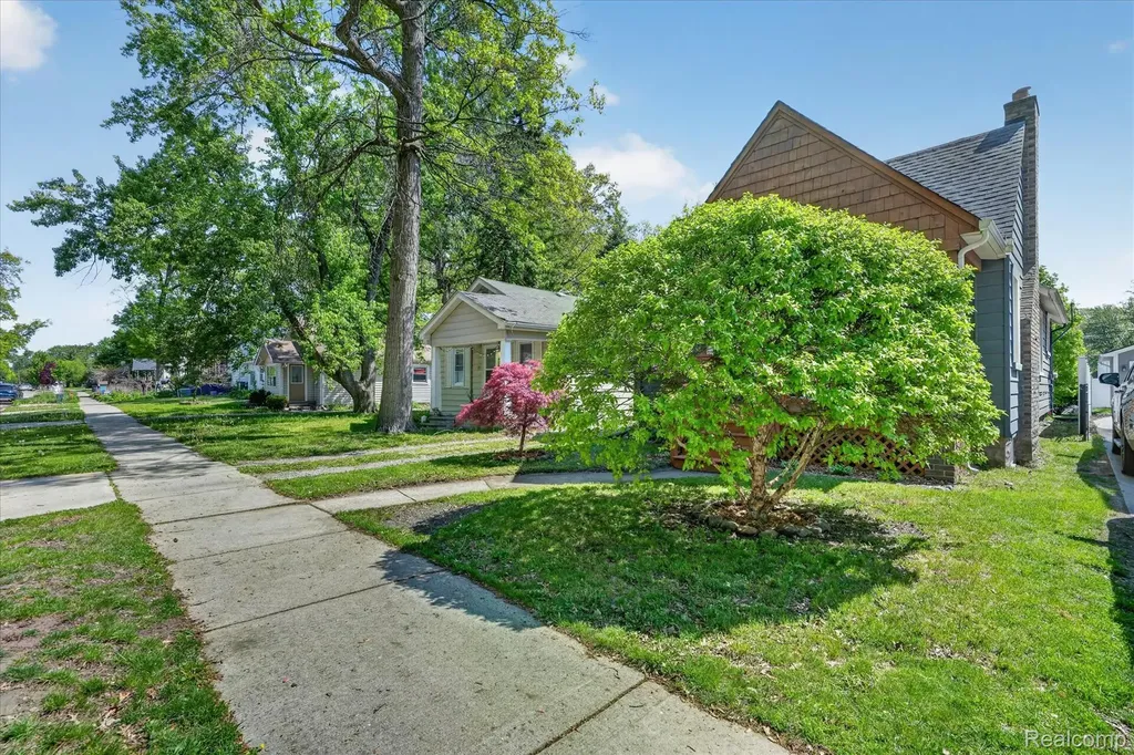 1327 Mohawk Avenue Royal Oak City MI 48067