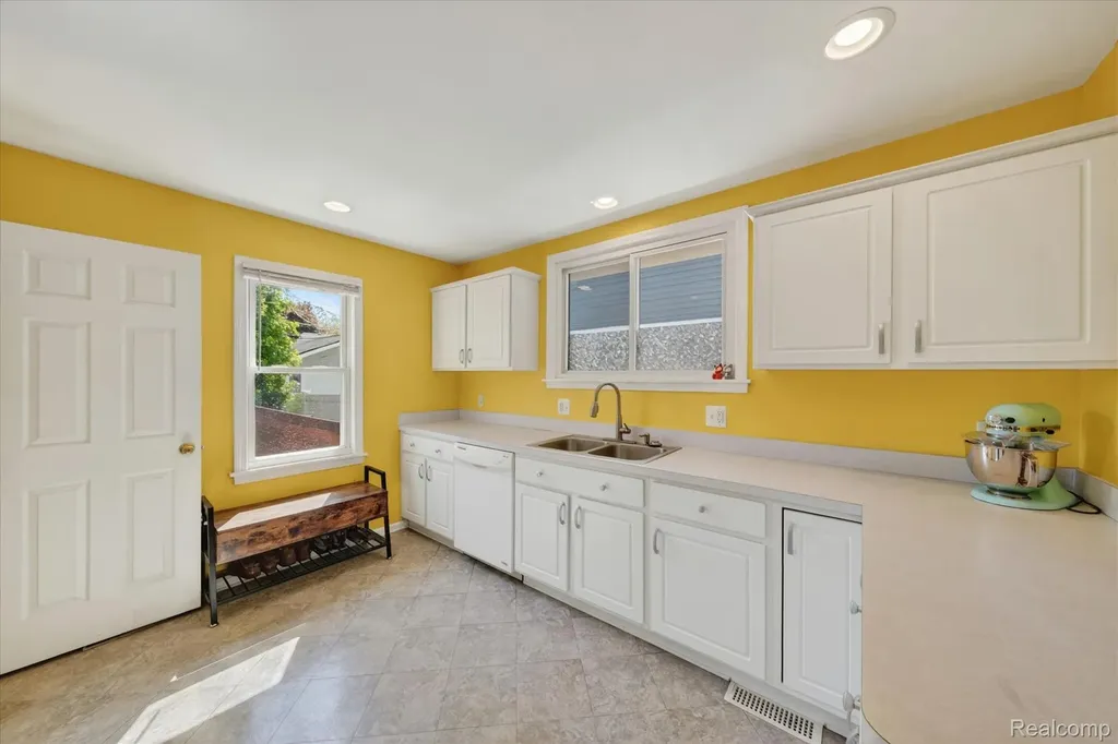 1327 Mohawk Avenue Royal Oak City MI 48067