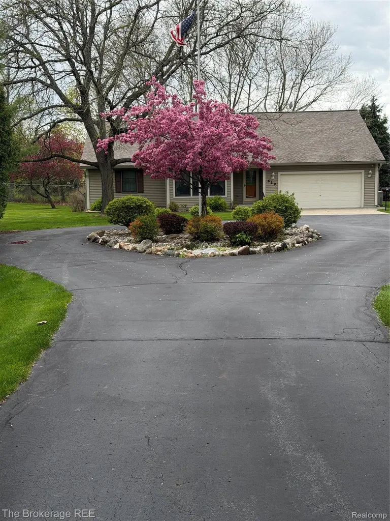 629 N Lapeer Street N Davison City MI 48423