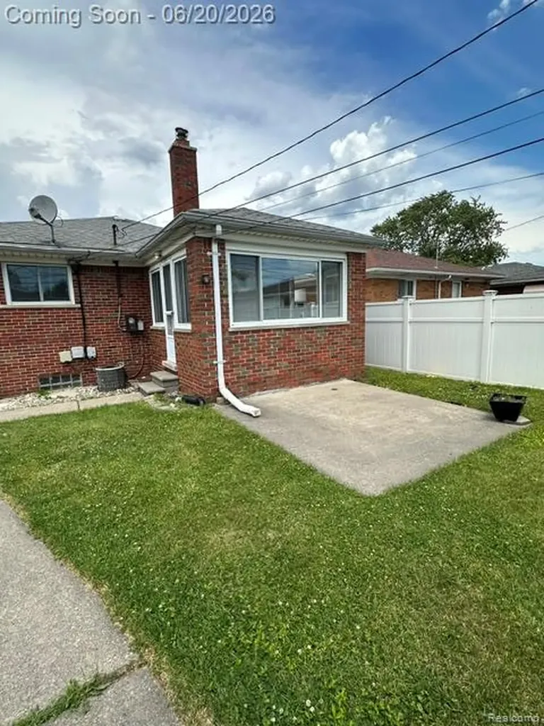 17416 Veronica Avenue Eastpointe City MI 48021
