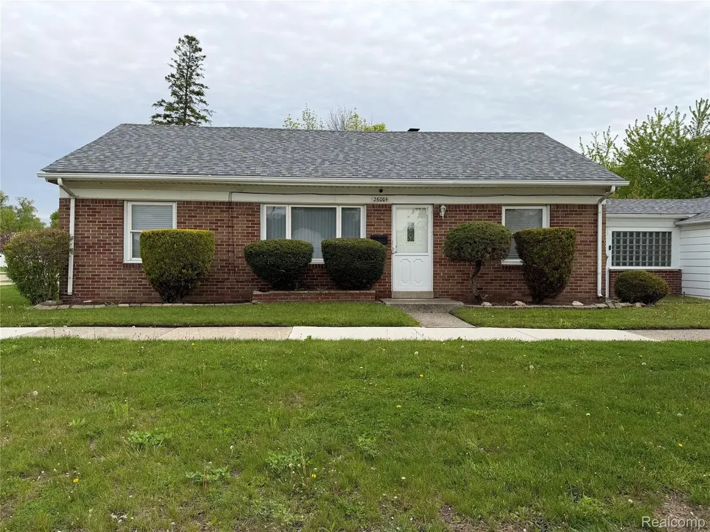 26004 Waldorf Street Roseville City MI 48066