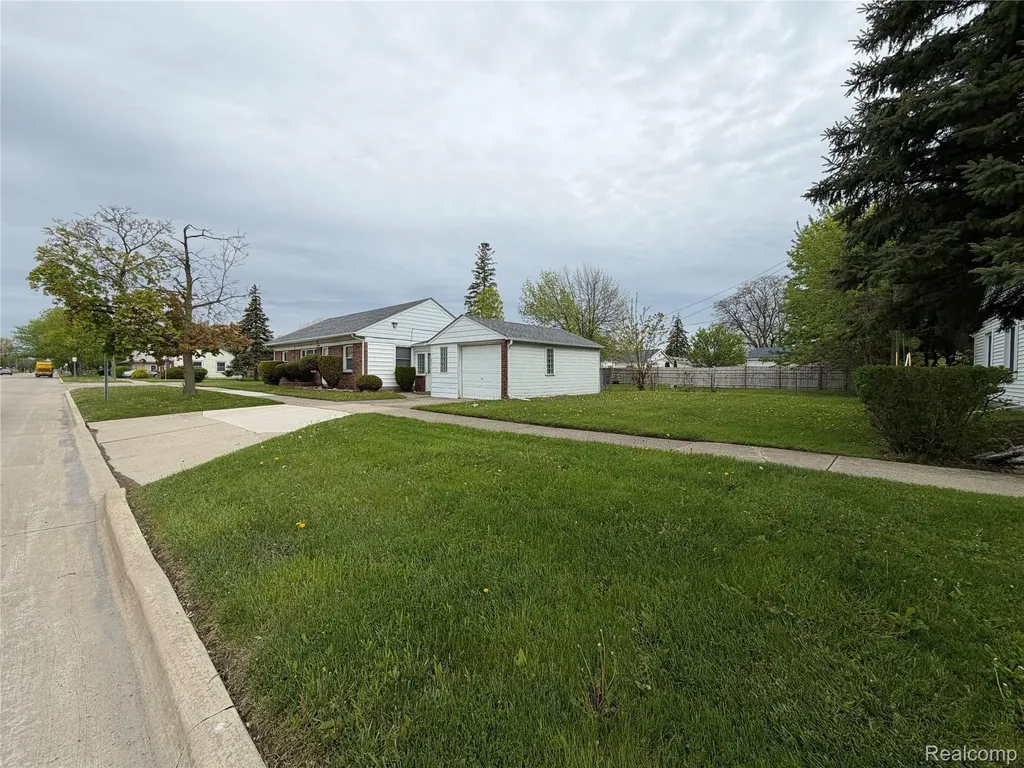 26004 Waldorf Street Roseville City MI 48066