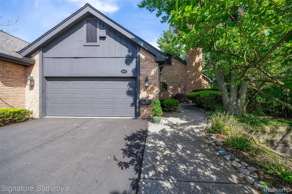 1897 Pine Ridge Lane Bloomfield Charter Township MI 48302