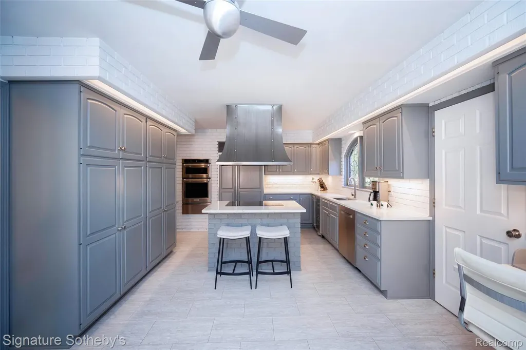 1897 Pine Ridge Lane Bloomfield Charter Township MI 48302