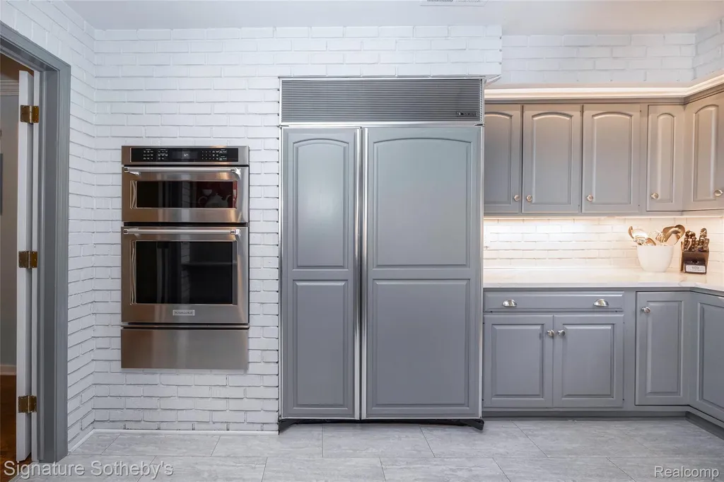 1897 Pine Ridge Lane Bloomfield Charter Township MI 48302