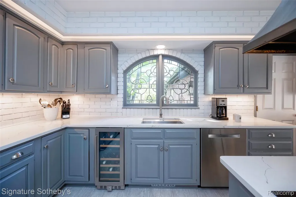 1897 Pine Ridge Lane Bloomfield Charter Township MI 48302