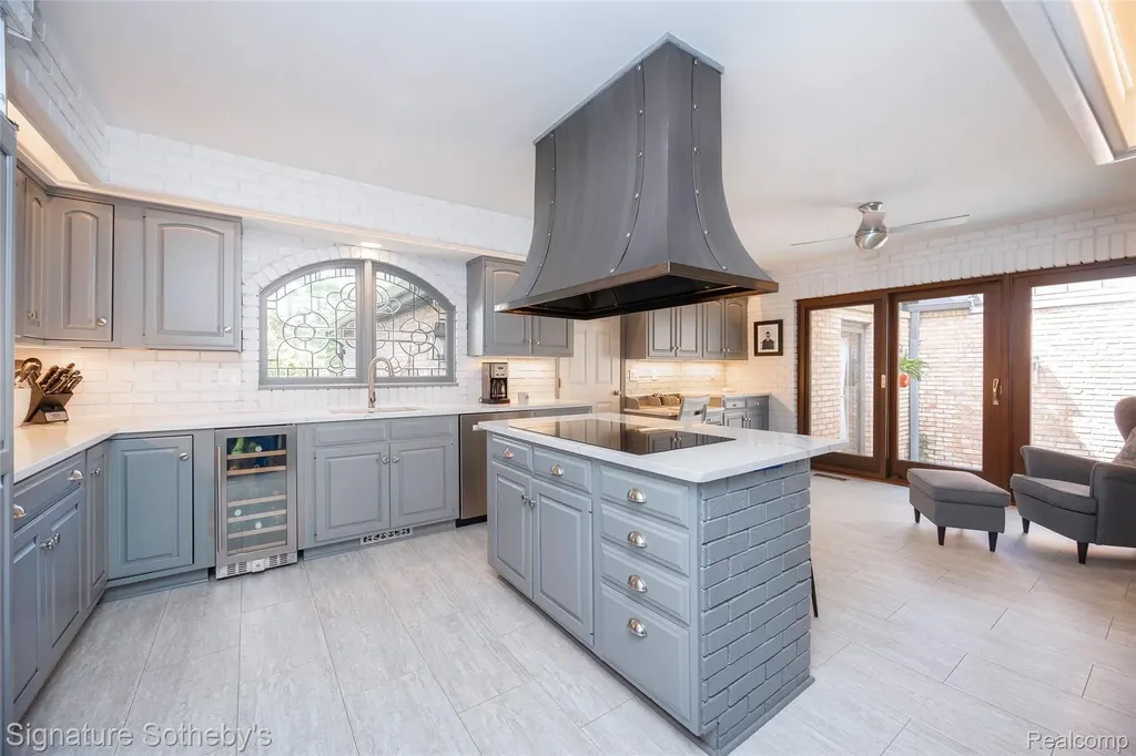 1897 Pine Ridge Lane Bloomfield Charter Township MI 48302